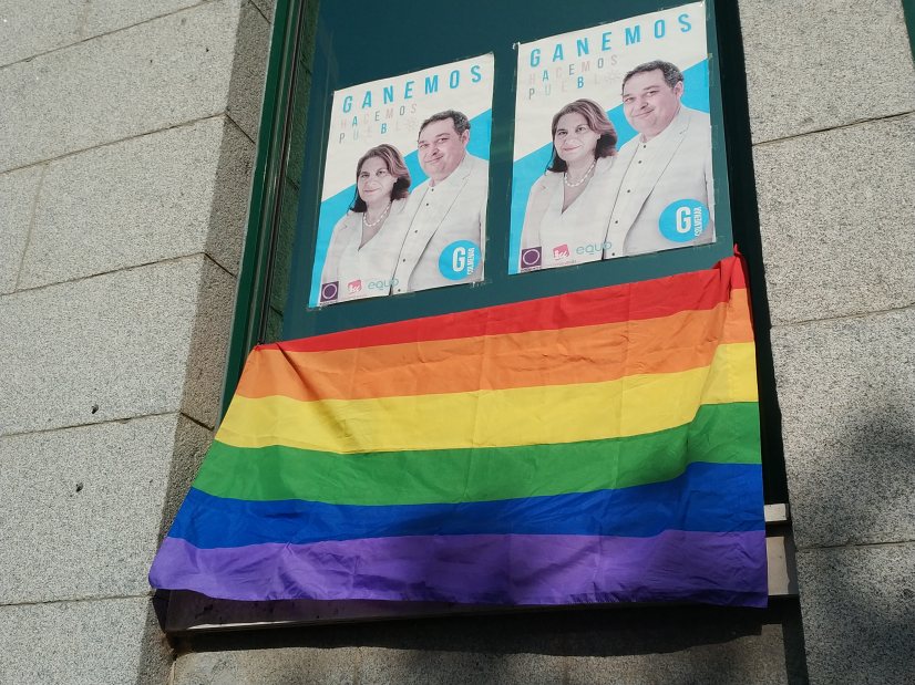 Ganemos denuncia la desaparición de una bandera arcoiris