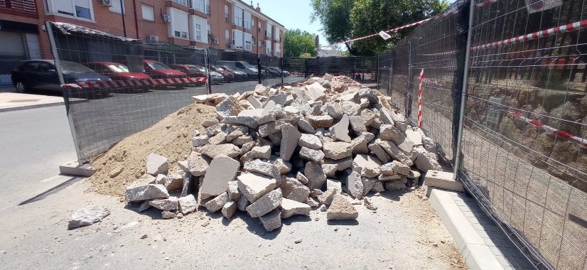 Ganemos denuncia escombros en la calzada junto al Colegio Público Gª. Lorca